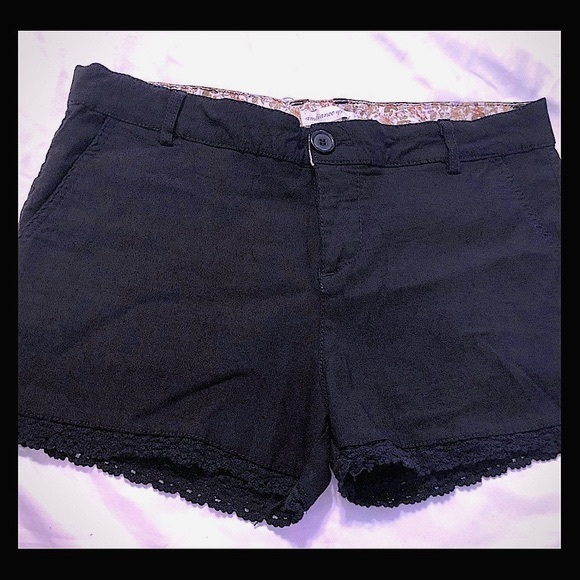 Black shorts w/detailed around leg opening ladies large equivalent to a 8 - Picture 2 of 8